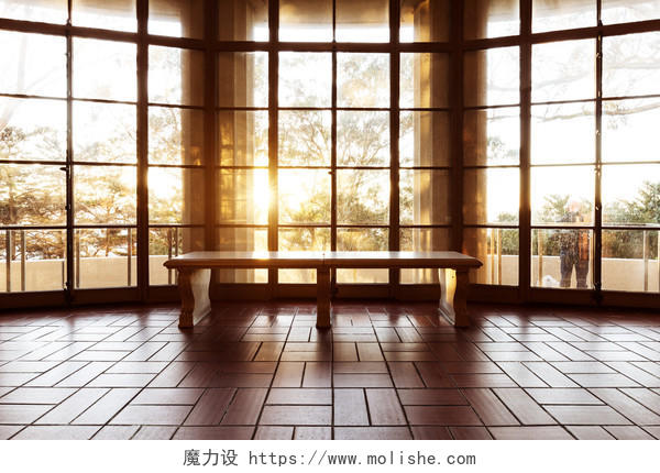 豪华大厅里折射阳光的玻璃墙砖地板上的木凳